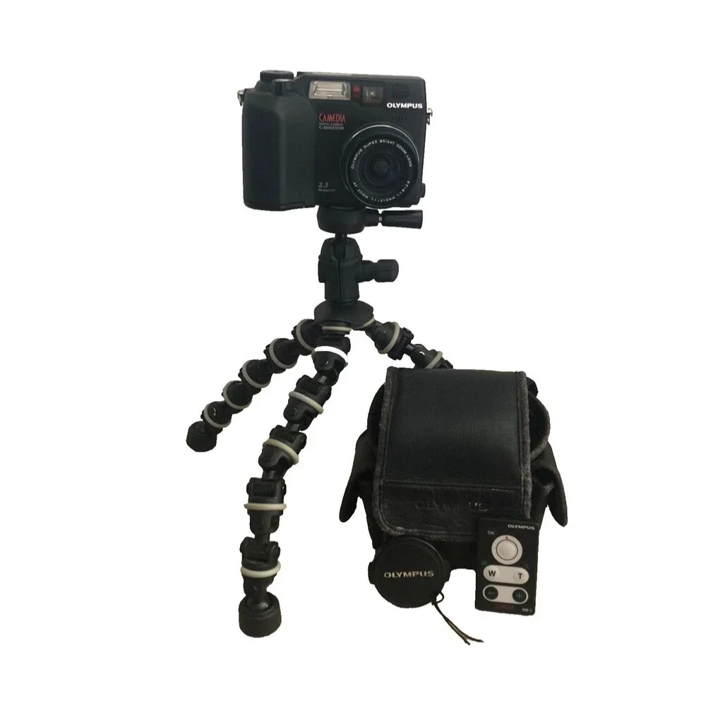 Olympus Camedia C-3040 Zoom Digital Camera 3.3 MP With Stand Case Remote Tested